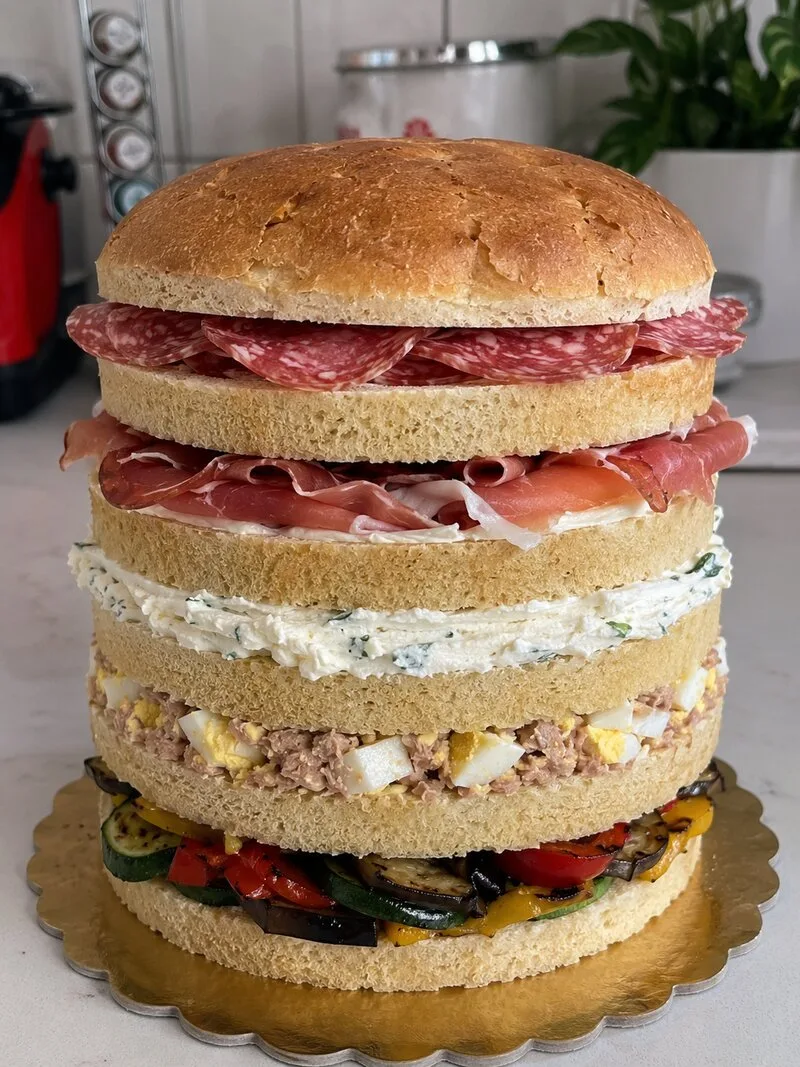 Buffet di Natale a domicilio con panettone gastronomico e taglieri